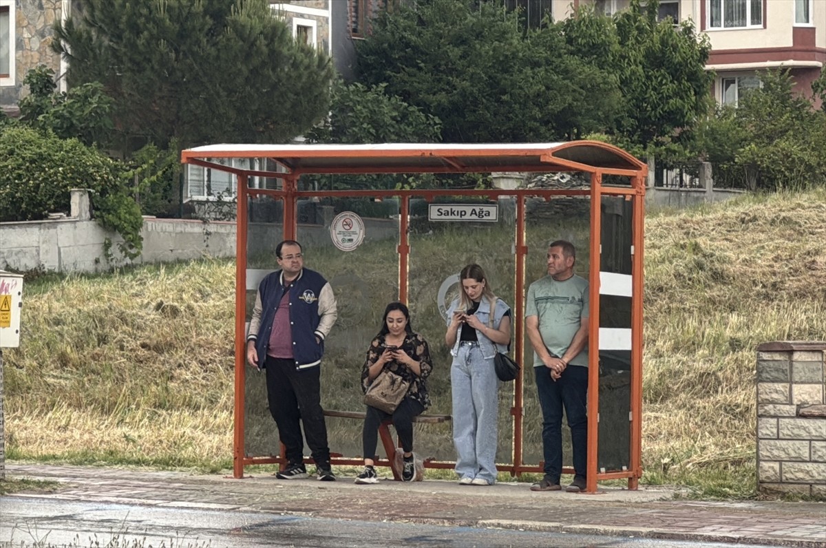 Edirne'de sağanak yaşamı olumsuz etkiledi. Kentte çiseleme şeklinde başlayan yağış etkisini...