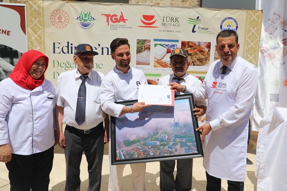 Edirne'de, Türk Mutfağı Haftası etkinlikleri kapsamında, fethe giden askerlerin uğurlanışında ve...