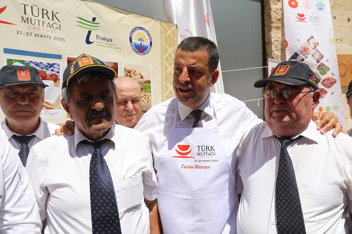 Edirne'de, Türk Mutfağı Haftası etkinlikleri kapsamında, fethe giden askerlerin uğurlanışında ve...