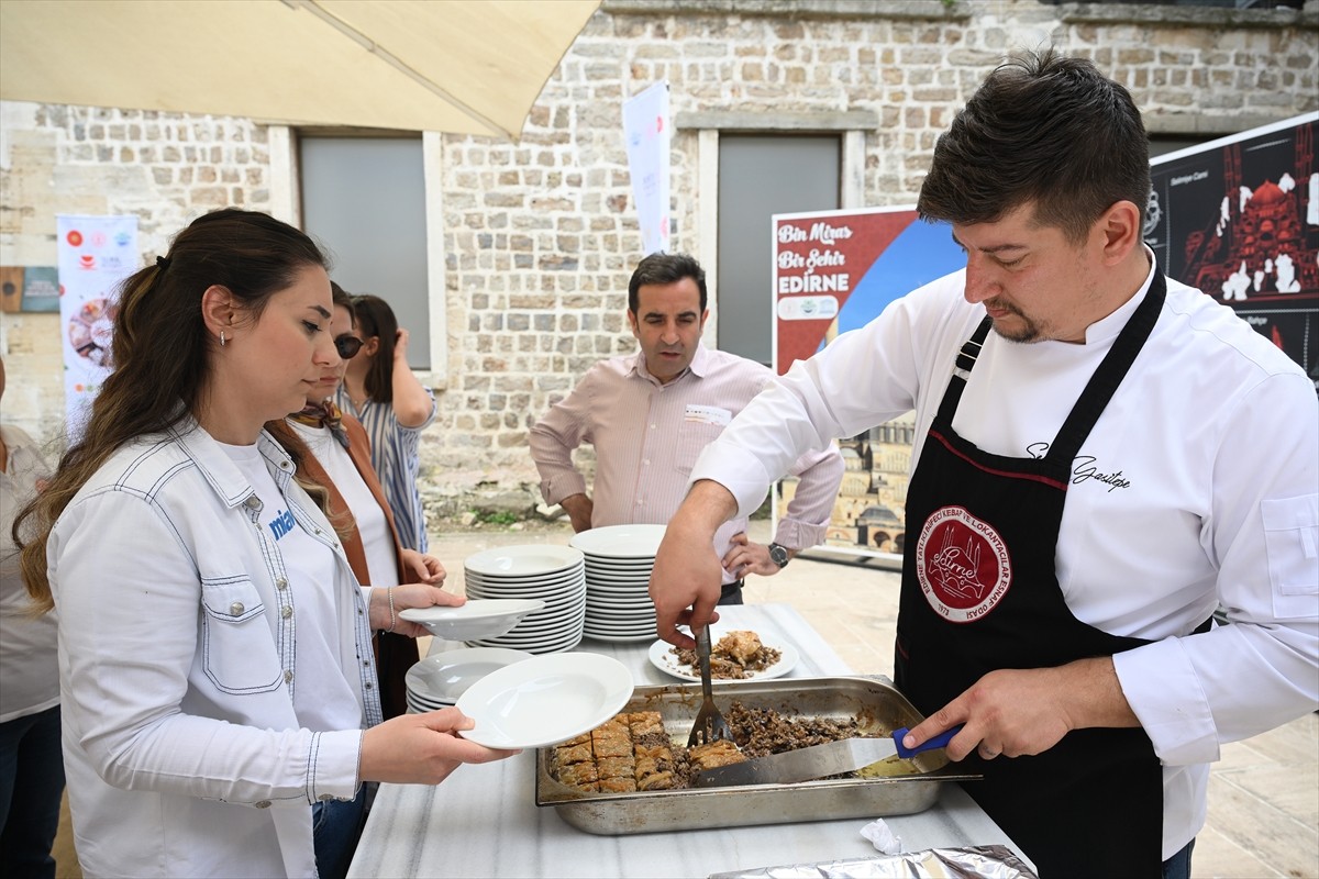 Edirne'de Türk Mutfağı Haftası etkinlikleri kapsamında vatandaşlara ciğer sarma ikramında...
