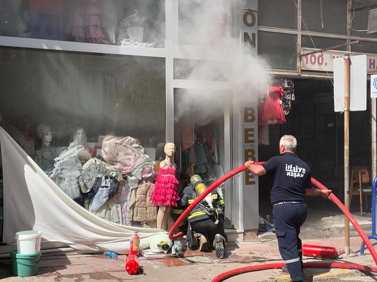 Edirne'nin Keşan ilçesinde bir iş yerinde çıkan yangın, itfaiye ekiplerince söndürüldü.