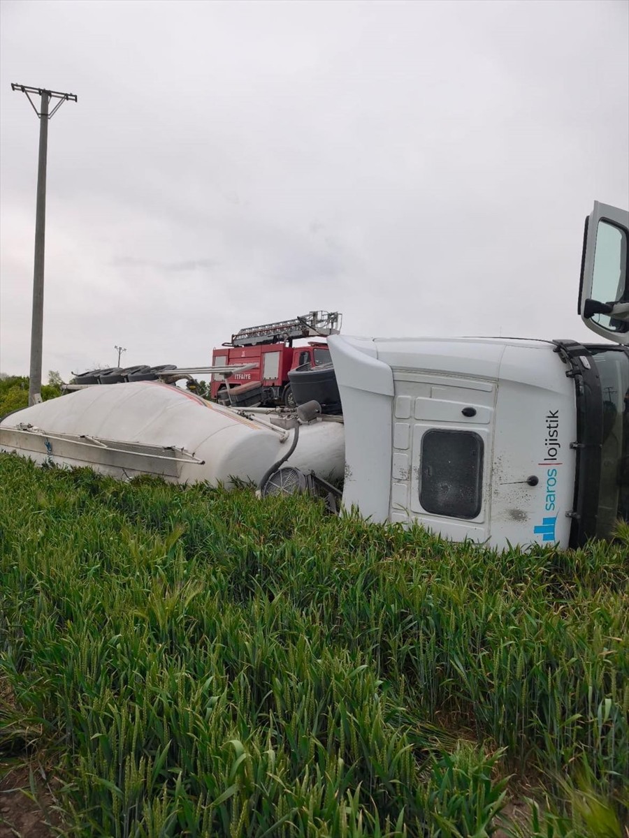 Edirne'nin Lalapaşa ilçesinde devrilen beton mikserinin sürücüsü yaralandı. İhbar üzerine bölgeye...