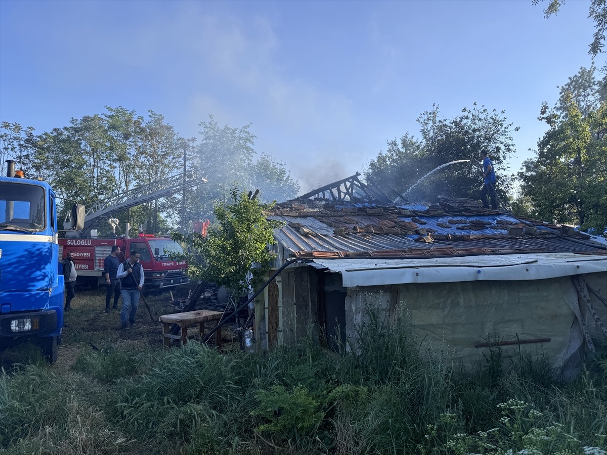 Edirne'nin Süloğlu ilçesinde ev yangında kullanılamaz hale geldi.