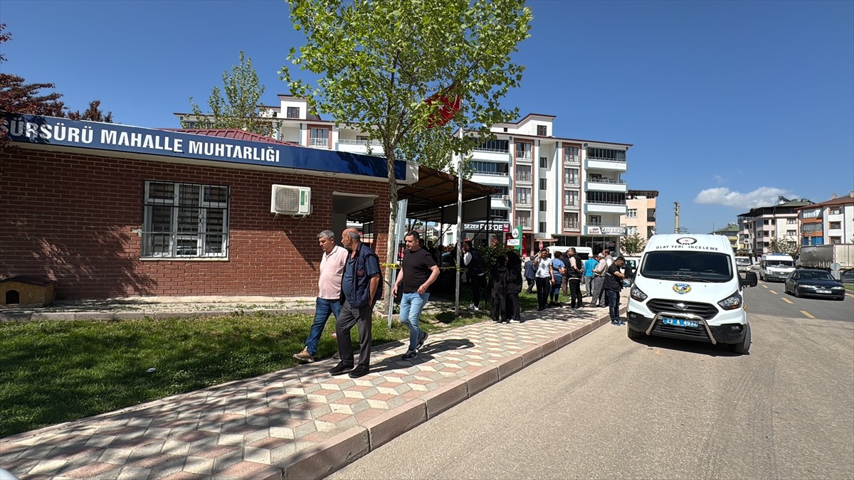 Elazığ'da uğradığı silahlı saldırı sonucu yaralanan muhtar, hastaneye kaldırıldı.