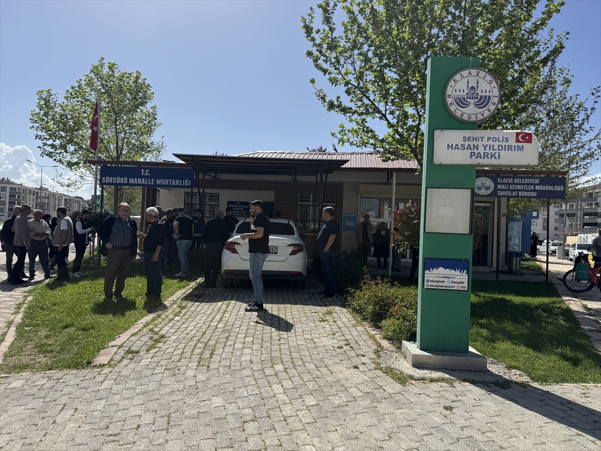 Elazığ'da uğradığı silahlı saldırı sonucu yaralanan muhtar, hastaneye kaldırıldı.