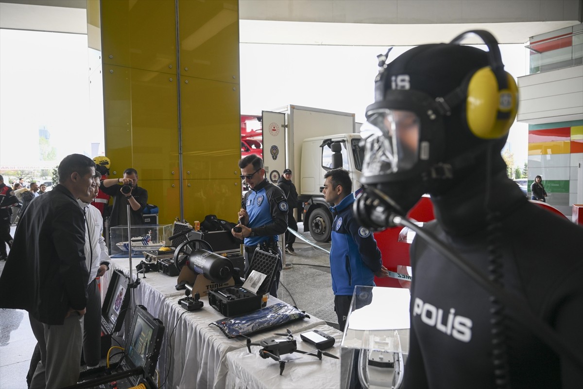 Emniyet Genel Müdürlüğünce (EGM), Karayolu Trafik Haftası kapsamında düzenlenen etkinlikte...