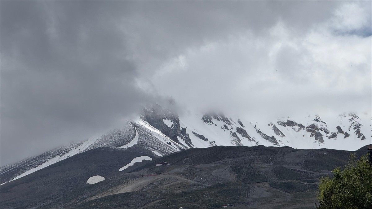 Erciyes Dağı'nın zirvesine mayısta kar yağdı. Türkiye'nin önemli kayak merkezlerinden Erciyes...
