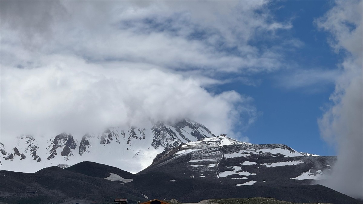 Erciyes Dağı'nın zirvesine mayısta kar yağdı. Türkiye'nin önemli kayak merkezlerinden Erciyes...