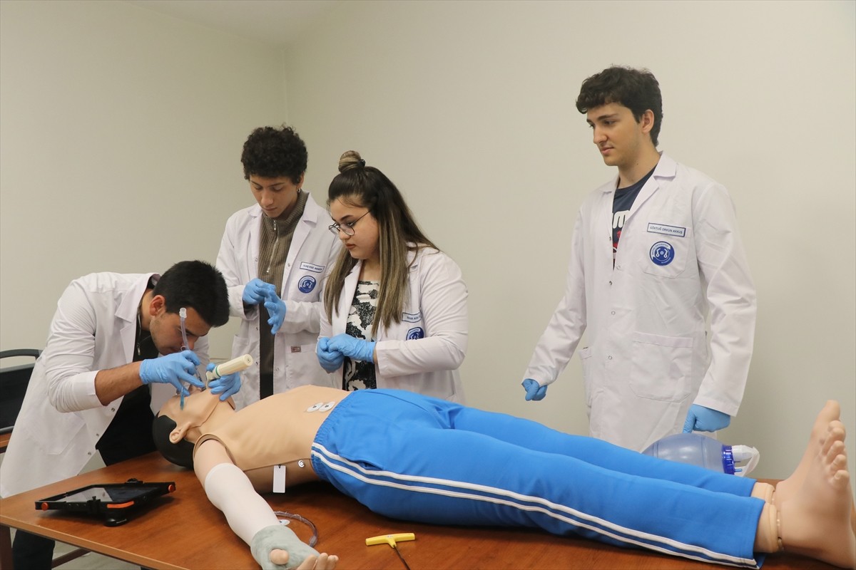 Erciyes Üniversitesi (ERÜ) Tıp Fakültesi'nde eğitim gören hekim ve uzman doktor adayları, sanal...