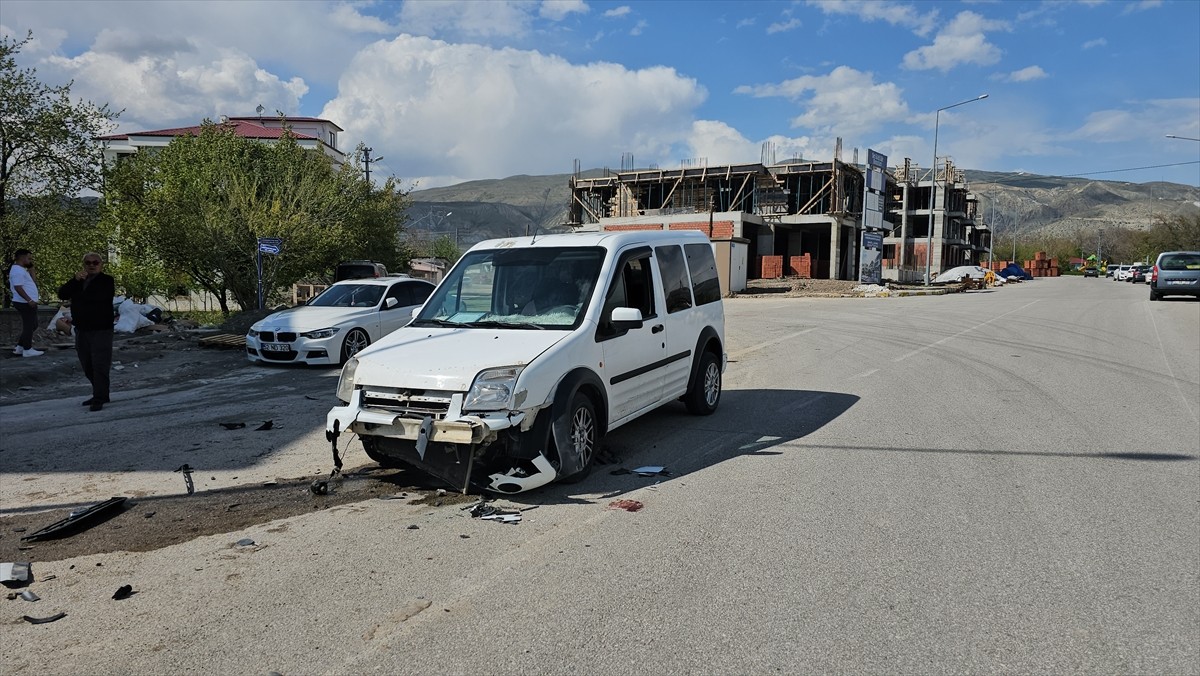 Erzincan'da hafif ticari araçla çarpışan motosiklet sürücüsü hayatını kaybetti.