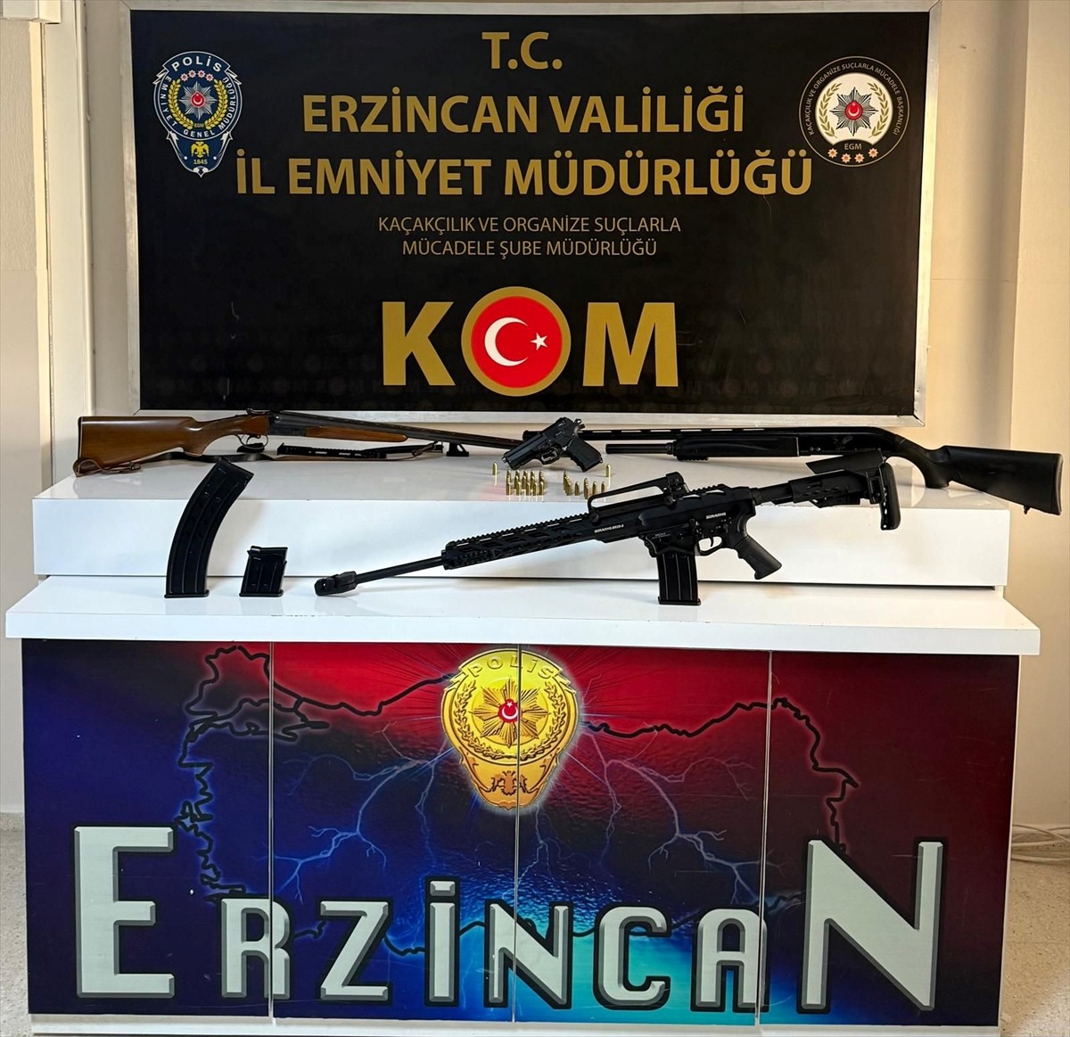 Erzincan'da sosyal medya platformlarından silah teşhir yaptıkları belirlenen 2 şüpheli gözaltına...