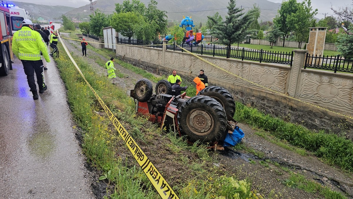Erzincan'da traktörün devrilmesi sonucu sürücü hayatını kaybetti. Kaza yerine polis ve sağlık...