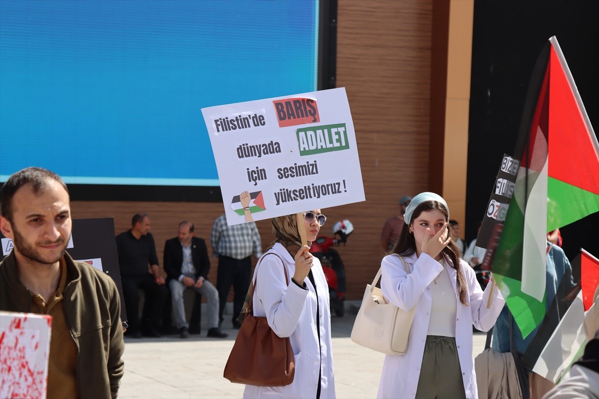 Erzincan’da hekim ve sağlıkçılar, İsrail'in Gazze'ye yönelik saldırılarını protesto etmek ve zulme...