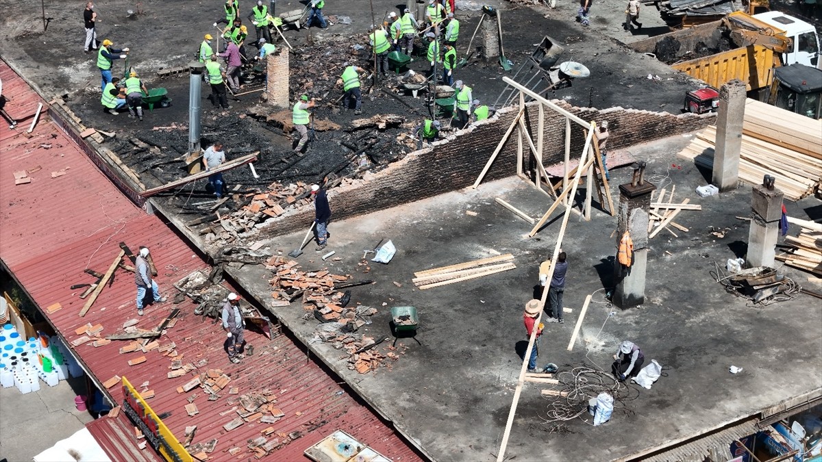 Erzincan kent merkezinde 18 Mayıs 2025'te Buğday Meydanı'nda sıralı dükkanların çatısında yangın...