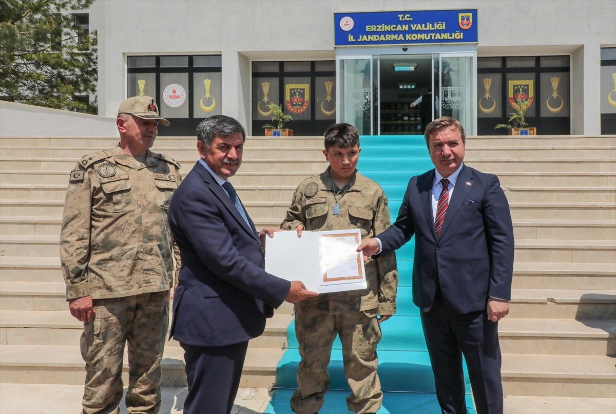 Erzincan Valisi Hamza Aydoğdu, kentte yaşayan bir engellinin askerlik hayalini gerçeğe dönüştürdü....