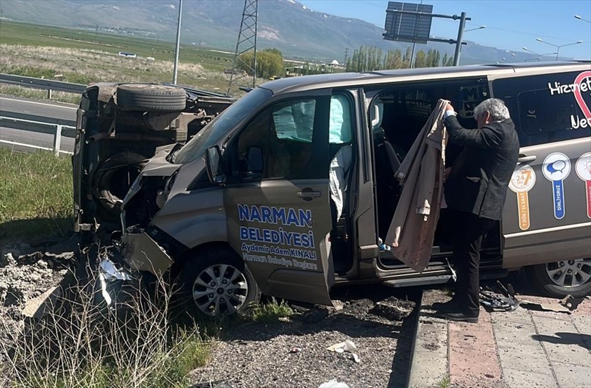  Erzurum'da, hafif ticari araç ile panelvanın çarpışması sonucu 7 kişi yaralandı.