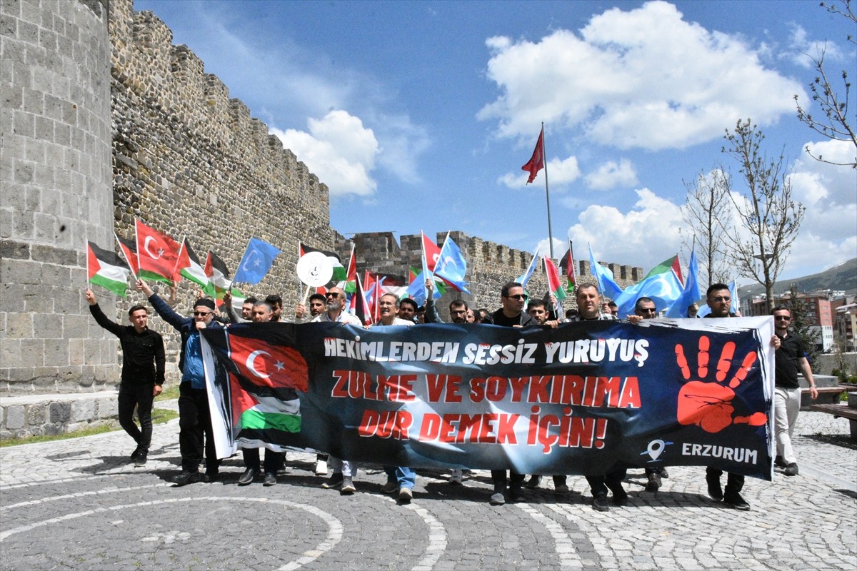Erzurum'da hekim ve sağlıkçılar, İsrail'in Gazze'ye yönelik saldırılarını protesto etmek ve zulme...