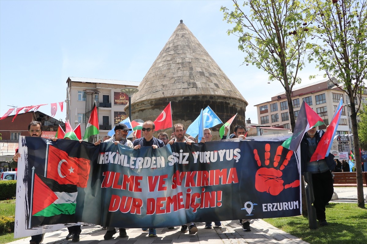 Erzurum'da hekim ve sağlıkçılar, İsrail'in Gazze'ye yönelik saldırılarını protesto etmek ve zulme...