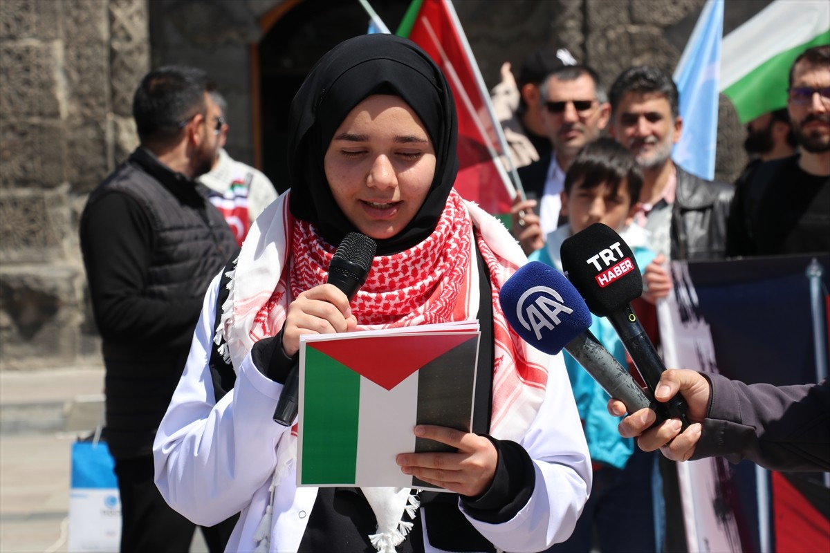 Erzurum'da sağlık çalışanları, İsrail'in Gazze'ye yönelik saldırılarını protesto etmek ve zulme...