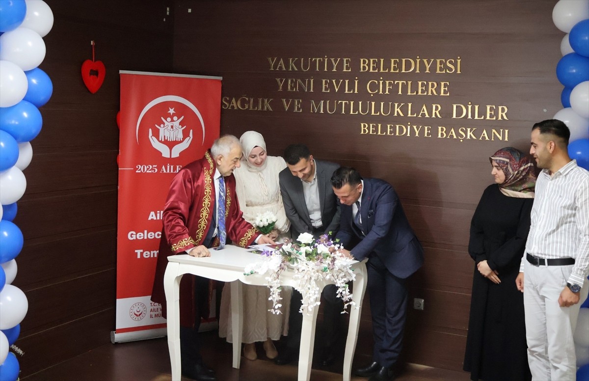Erzurum'da, sembol tarih 5 Mayıs 2025 dolayısıyla kentin plakasına atıfla 25 çiftin nikahı...