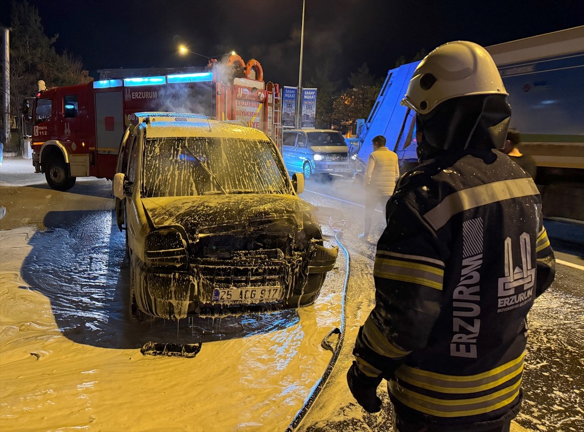Erzurum'da seyir halindeyken yanan hafif ticari araçta hasar oluştu. Aracın motor kısmında...