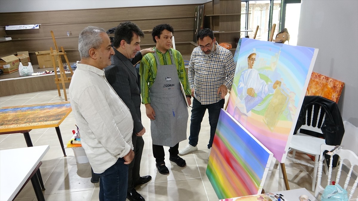 Erzurum'un İspir ilçesinde düzenlenen "8. Çoruh Plastik Sanatlar Çalıştayı"nda gençler, Türk...