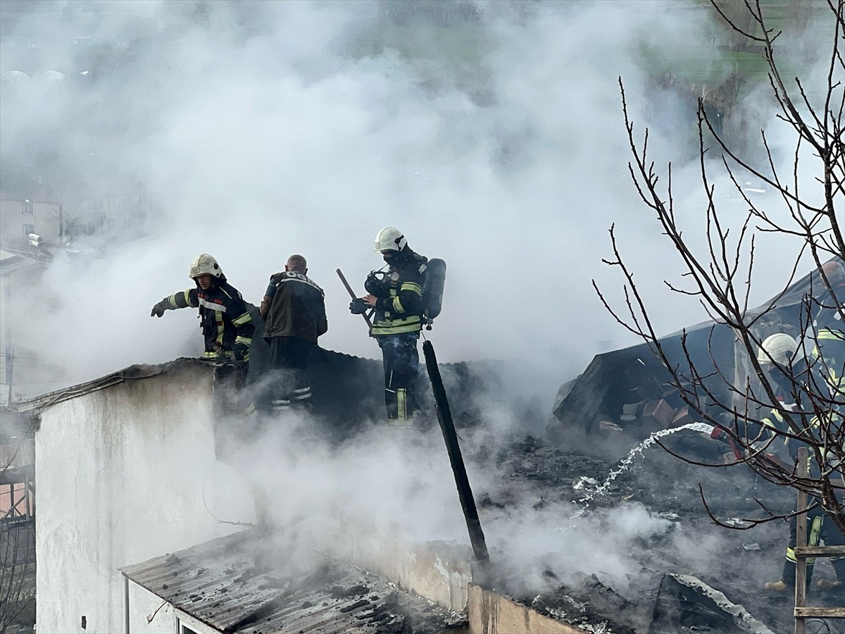 Erzurum'un Yakutiye ilçesinde müstakil evin çatısında çıkan yangın itfaiye ekiplerince söndürüldü....