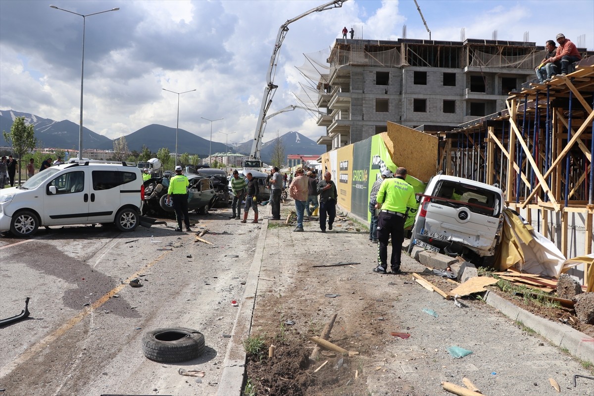 Erzurum'un Yakutiye ilçesinde park halinde bulunan 8 araca çarpan beton mikserinin sürücüsü ağır...