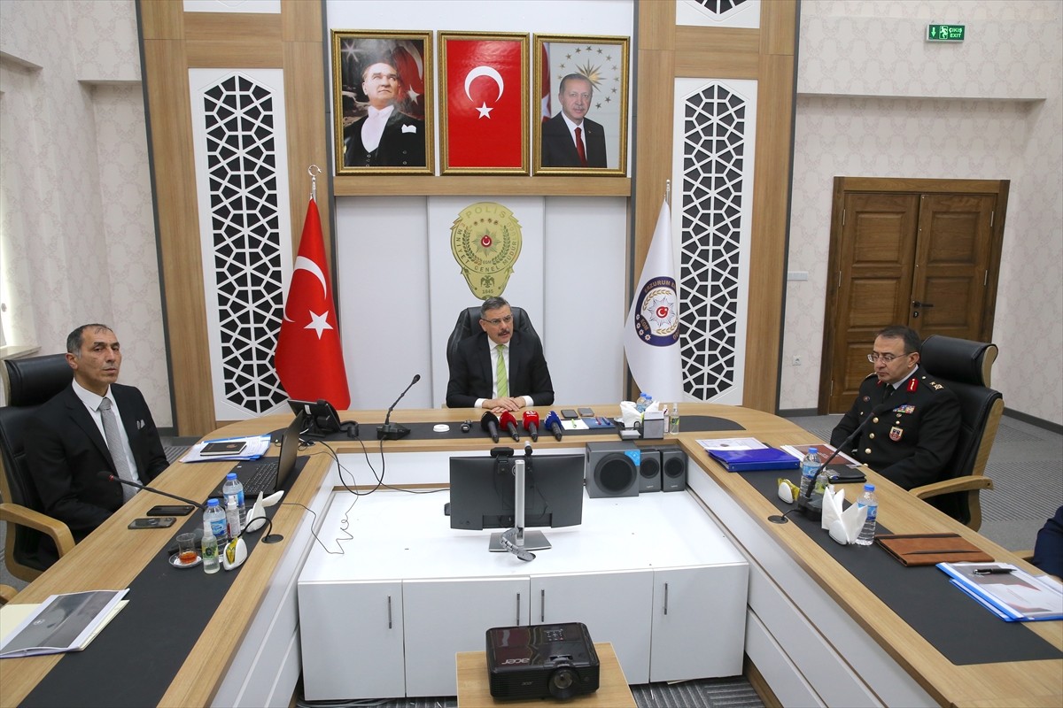 Erzurum Valisi Mustafa Çiftçi (ortada), İl Emniyet Müdürlüğünde düzenlenen "Asayiş ve Güvenlik...
