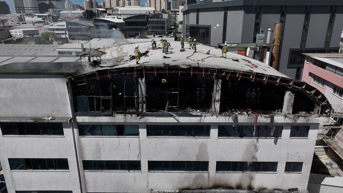 Esenyurt Akçaburgaz Mahallesi 3090. Sokak'taki 5 katlı tekstil fabrikasının çatısında çıkan...