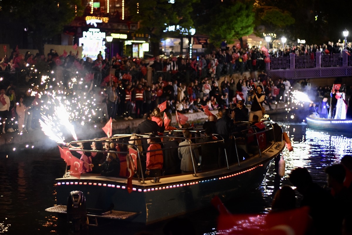 Eskişehir'de, 19 Mayıs Atatürk'ü Anma, Gençlik ve Spor Bayramı dolayısıyla Porsuk Çayı'nda...