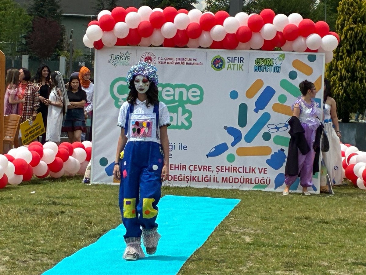 Eskişehir'de, Çevre Haftası kapsamında Recep Tayyip Erdoğan Millet Bahçesi'nde düzenlenen defilede...