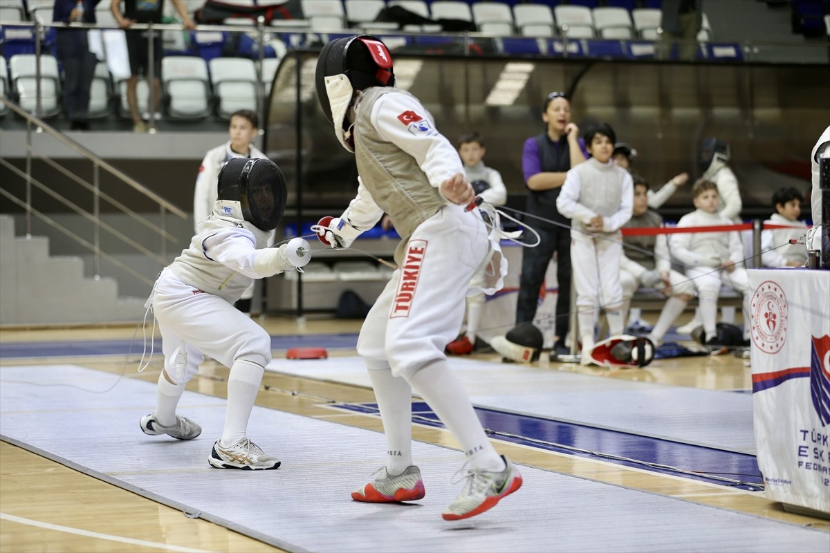 Eskrimde alt yaş gruplarında Flöre Türkiye Şampiyonası, Muğla'nın Fethiye ilçesinde başladı....