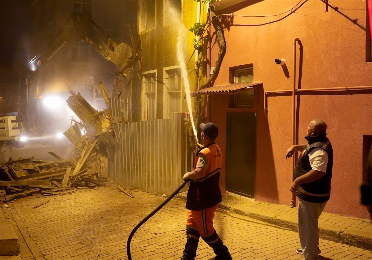 Fatih'te çöken iki katlı metruk binanın enkazında arama çalışmaları tamamlanarak, binanın tamamen...