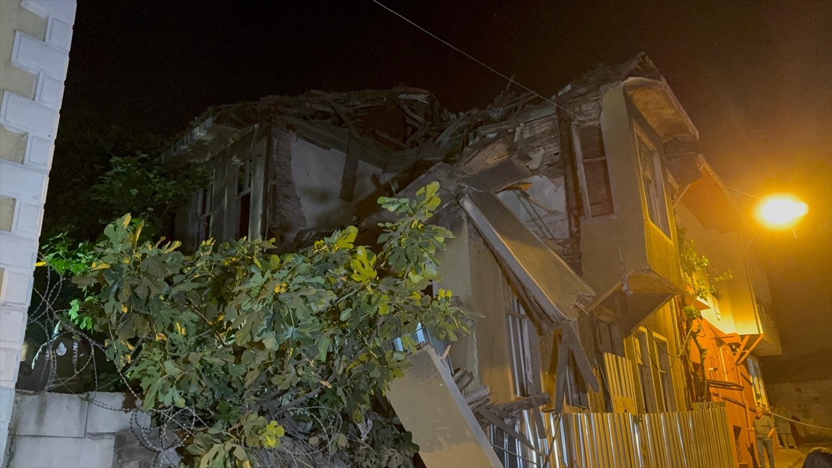 Fatih'te çöken iki katlı metruk binanın enkazında arama çalışması yapılıyor. İhbar üzerine adrese...
