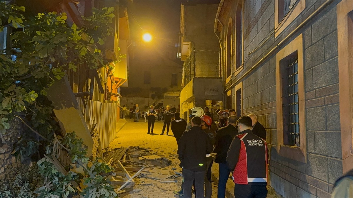 Fatih'te çöken iki katlı metruk binanın enkazında arama çalışması yapılıyor. İhbar üzerine adrese...