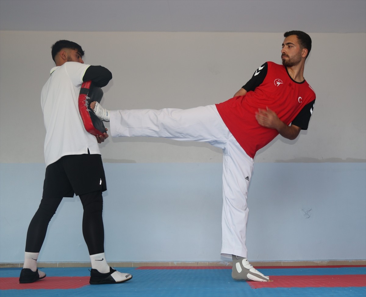 Fiziksel engelli milli tekvandocu Osman Ertürk (solda), 21-28 Temmuz tarihlerinde İstanbul'da...