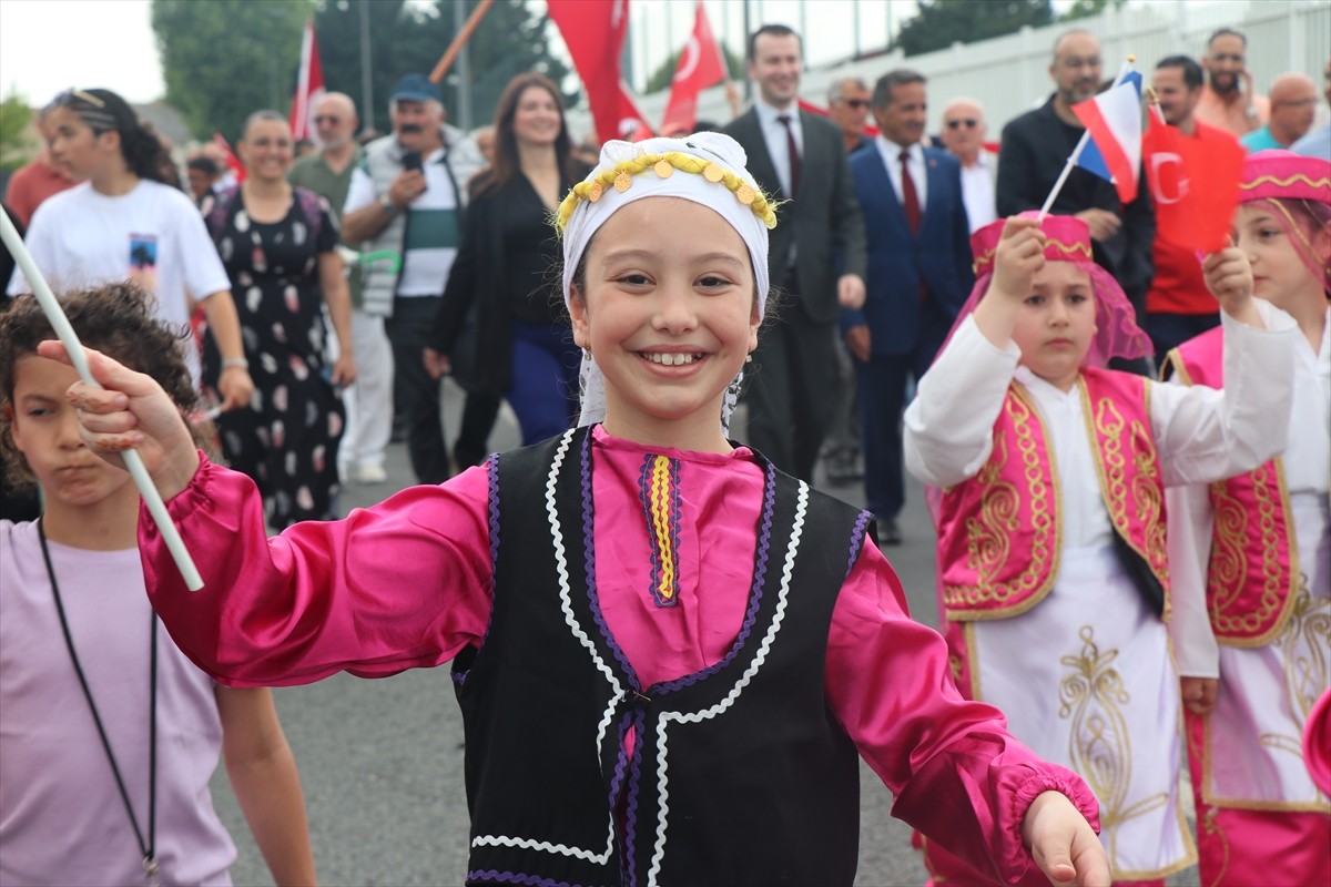 Fransa'nın başkenti Paris'in banliyösü Goussainville kentinde 9. geleneksel Türk Festivali...