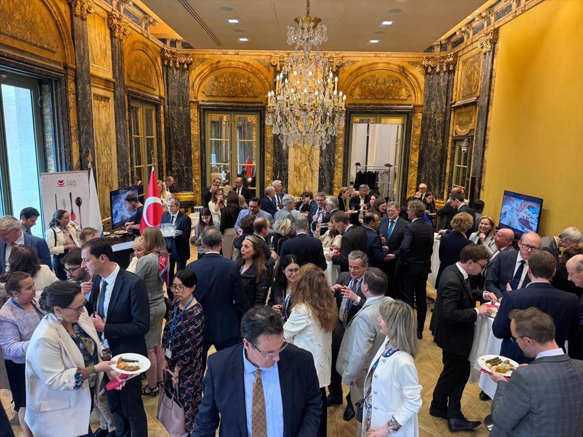 Fransa'nın başkenti Paris'te bulunan Ekonomik İşbirliği ve Kalkınma Örgütü (OECD) merkezinde, Türk...