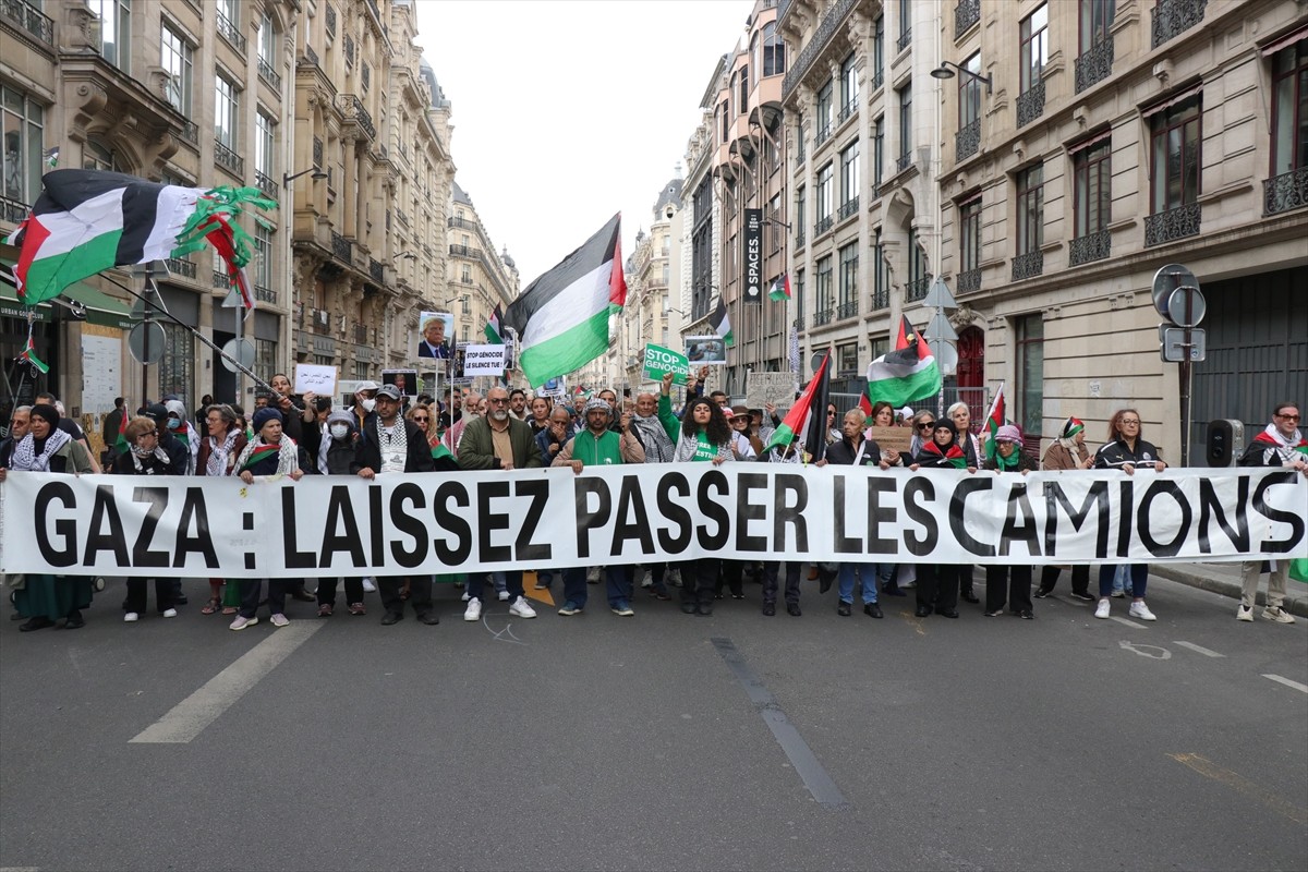 Fransa'nın başkenti Paris'te, Gazze'de soykırım yapmayı sürdüren İsrail'e karşı yaptırım...