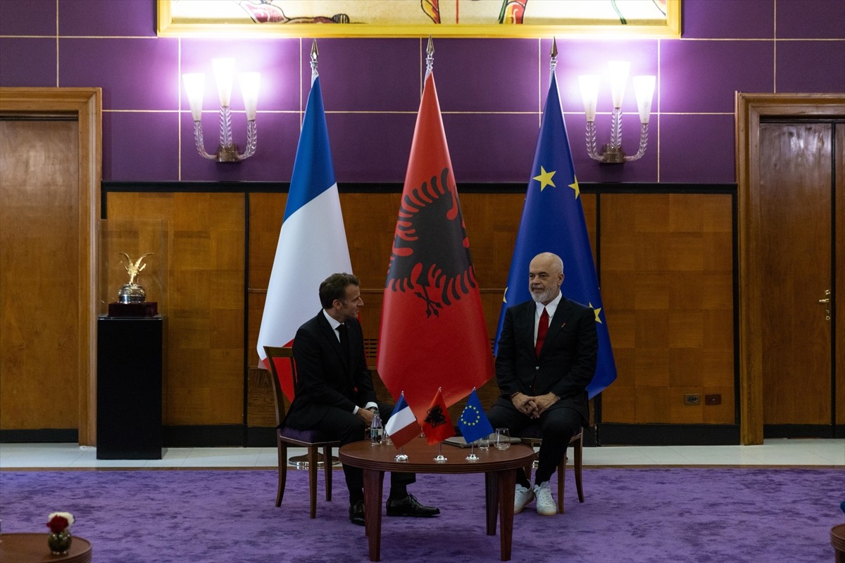 Fransa Cumhurbaşkanı Emmanuel Macron (solda) ile Arnavutluk Başbakanı Edi Rama (sağda)...