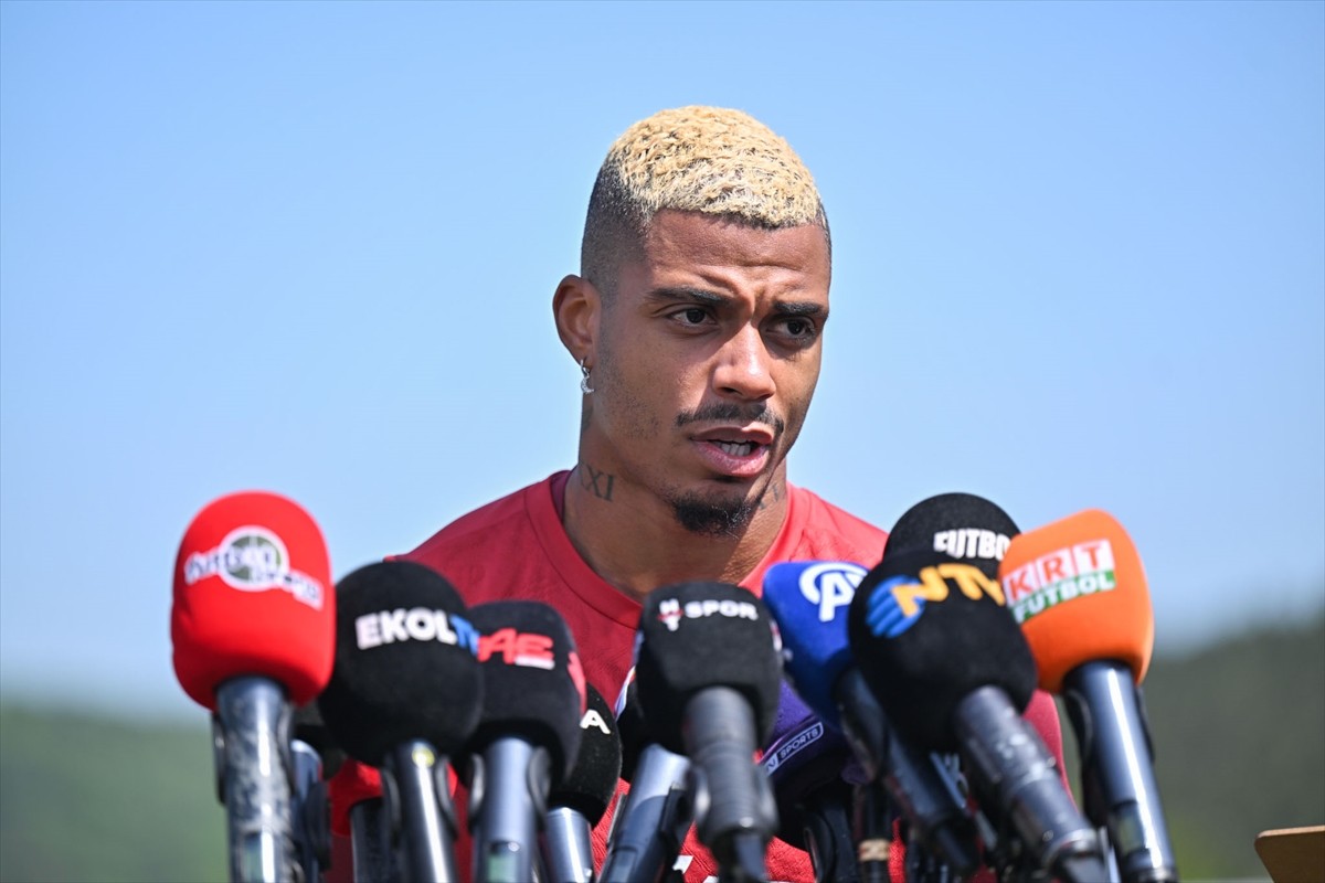 Galatasaray'ın Gabonlu orta saha futbolcusu Mario Lemina, Kemerburgaz Metin Oktay Tesisleri'ndeki...