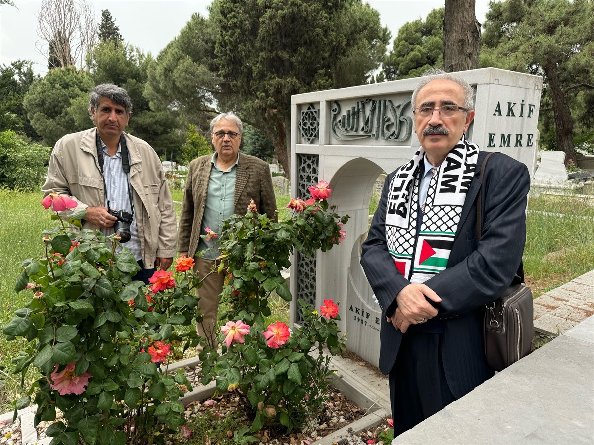 Gazeteci-yazar Akif Emre, vefatının 8. yılı dolayısıyla "Eyüpsultan'ın Ebedi Sakinleri"...