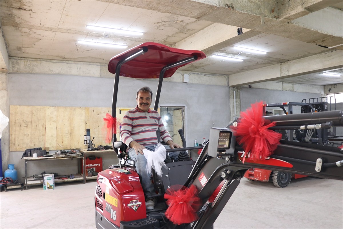 Gaziantep'te faaliyet gösteren düğün salonunun işletmecisi Gazi Albayrak (sol), yanında çalışan ve...