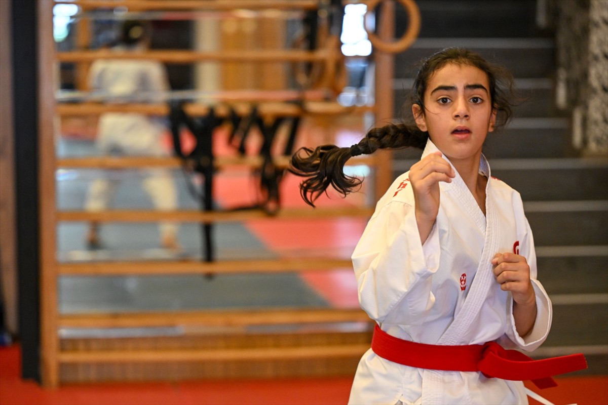 Gaziantep'te, izlediği karate filmlerinden etkilenerek 4 yaşında bu spora başlayan Sueda Nil...