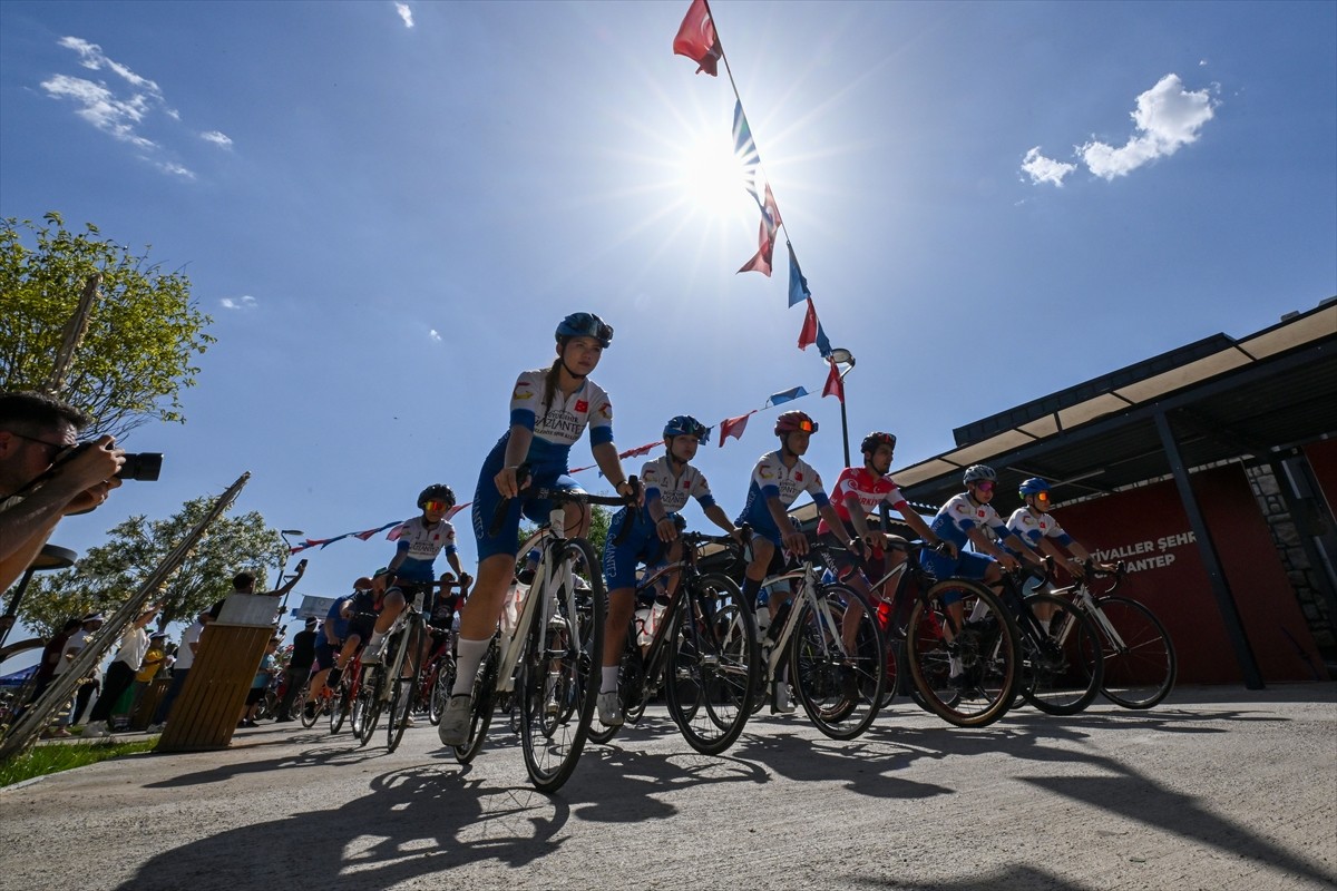 Gaziantep Büyükşehir Belediyesince düzenlenen Bisiklet Festivali'nde, farklı yaş gruplarından...