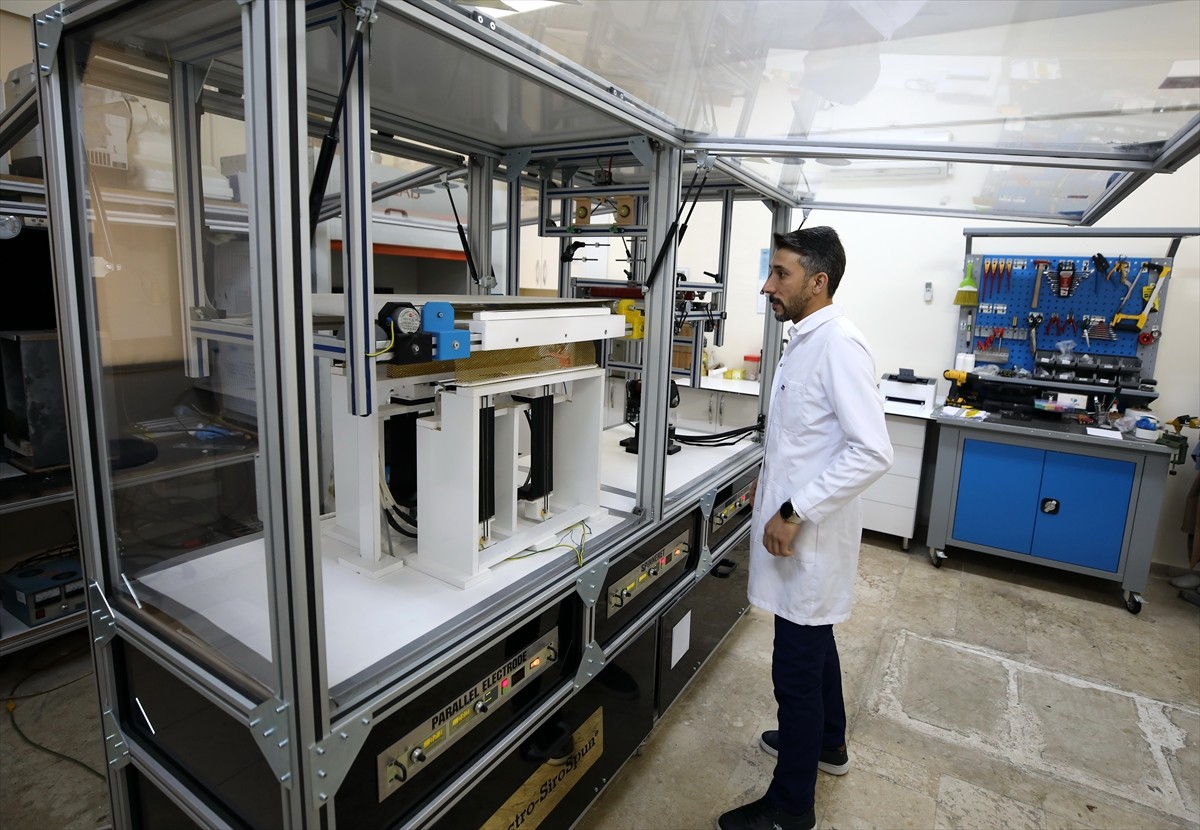 Gaziantep Üniversitesi'nde (GAÜN) görevli akademisyenler, iplik üretimini hızlandıran ve üretim...