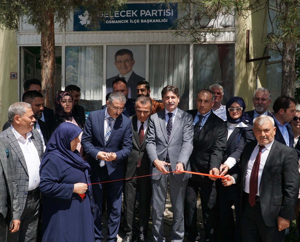 Gelecek Partisi Genel Başkan Vekili Ayhan Sefer Üstün (sağ 4), Çorum'un Osmancık ilçesinde...