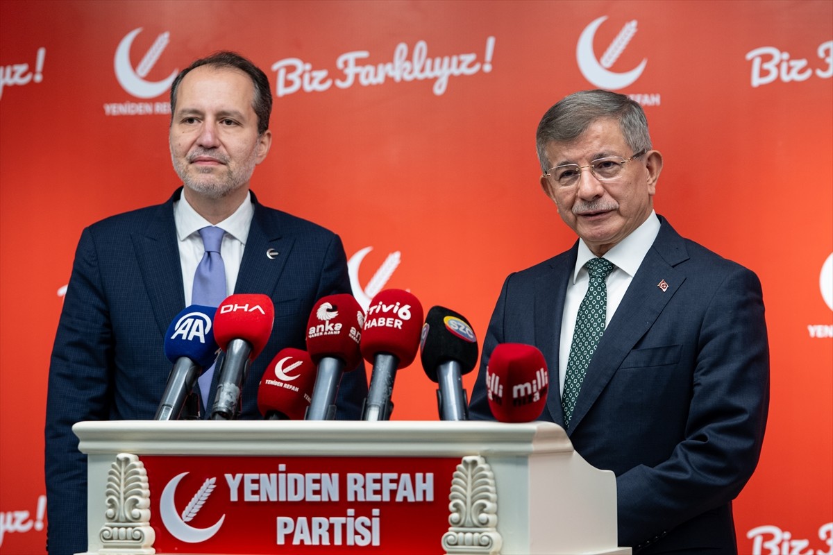 Gelecek Partisi Genel Başkanı Ahmet Davutoğlu (sağda), Yeniden Refah Partisi Genel Başkanı Fatih...