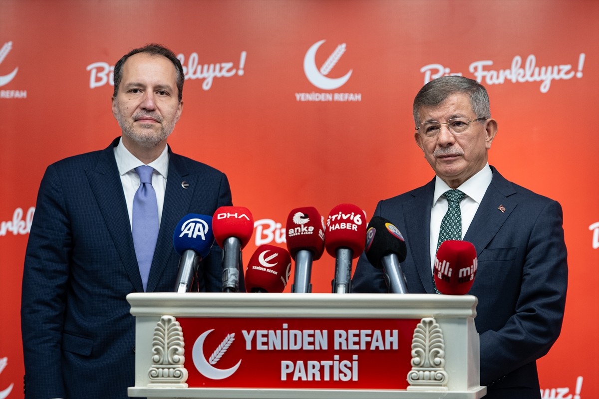 Gelecek Partisi Genel Başkanı Ahmet Davutoğlu (sağda), Yeniden Refah Partisi Genel Başkanı Fatih...